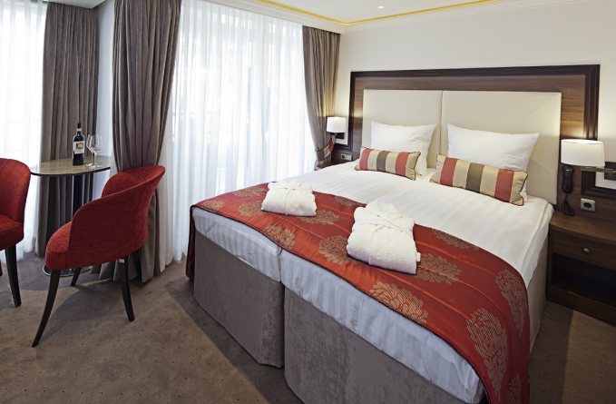 Riviera Travel MS William Shakespeare Accommodation Deluxe Suites _Hamlet Deck_.jpg