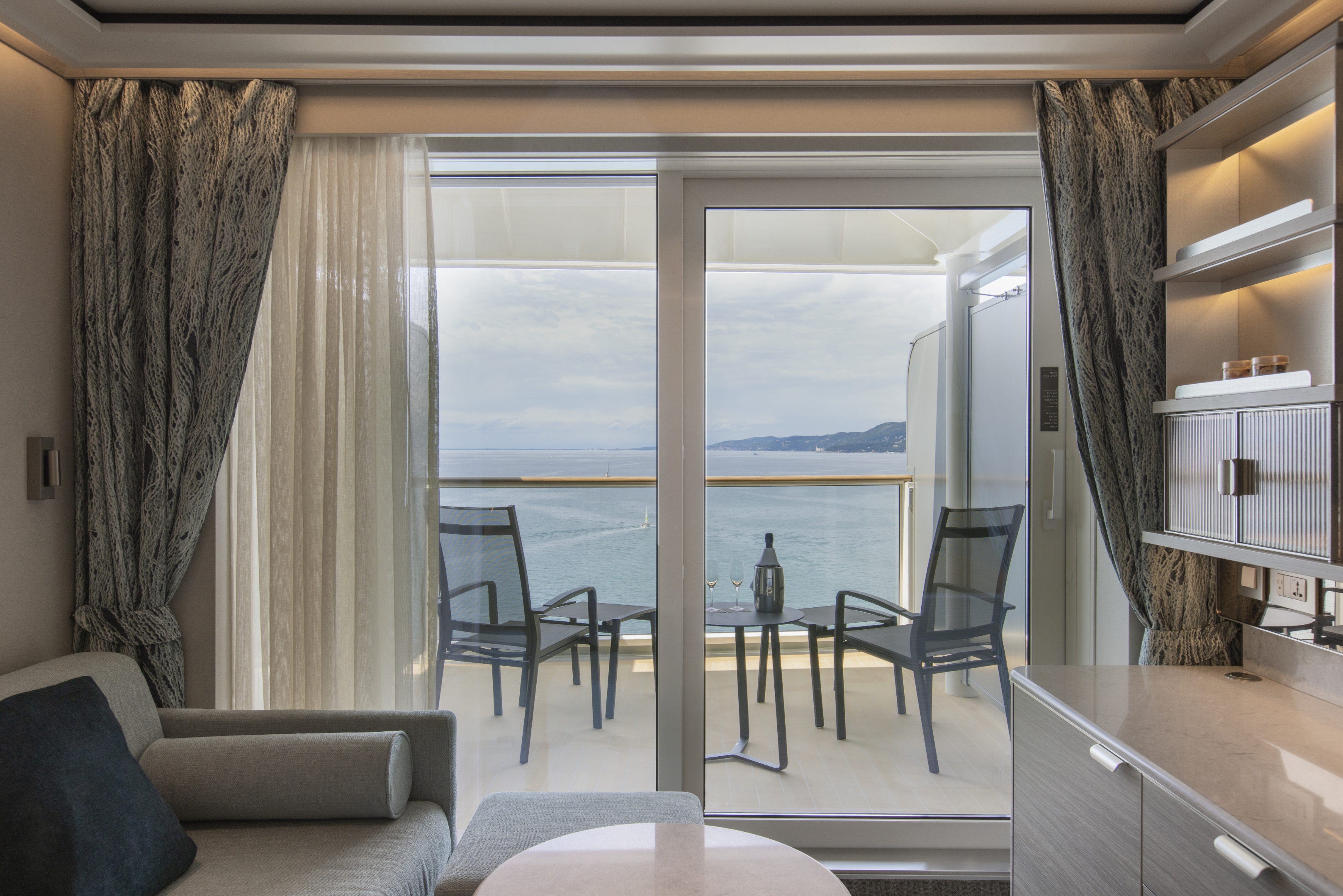 Deluxe Veranda Suite