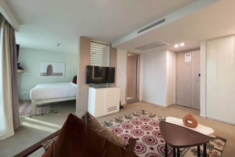 AmaWaterways AmaDahlia Master Suite 0.png