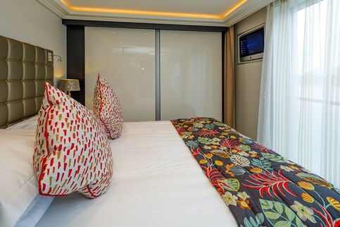 AmaWaterways AmaKristina Accommodation Suite 7.jpg