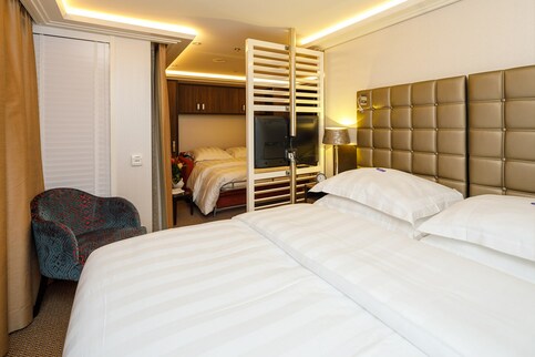 AmaWaterways AmaKristina Accommodation Suite 12.jpg