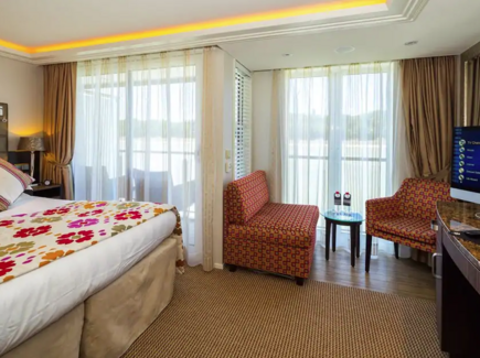 Amawaterways - Amalucia - CAT.AA & CAT.AB Staterooms 4.png