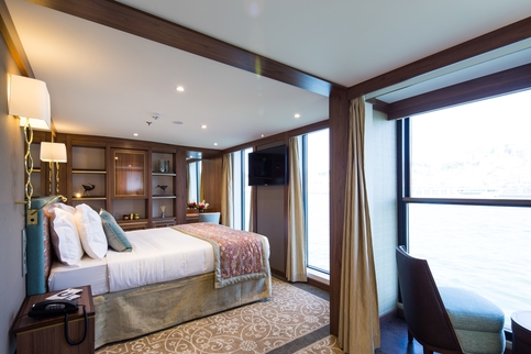 Rivier MS Douro Elegance - Deluxe Suite 1.jpg