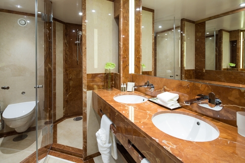 Rivier MS Douro Elegance - Deluxe Suite, Bathroom.jpg