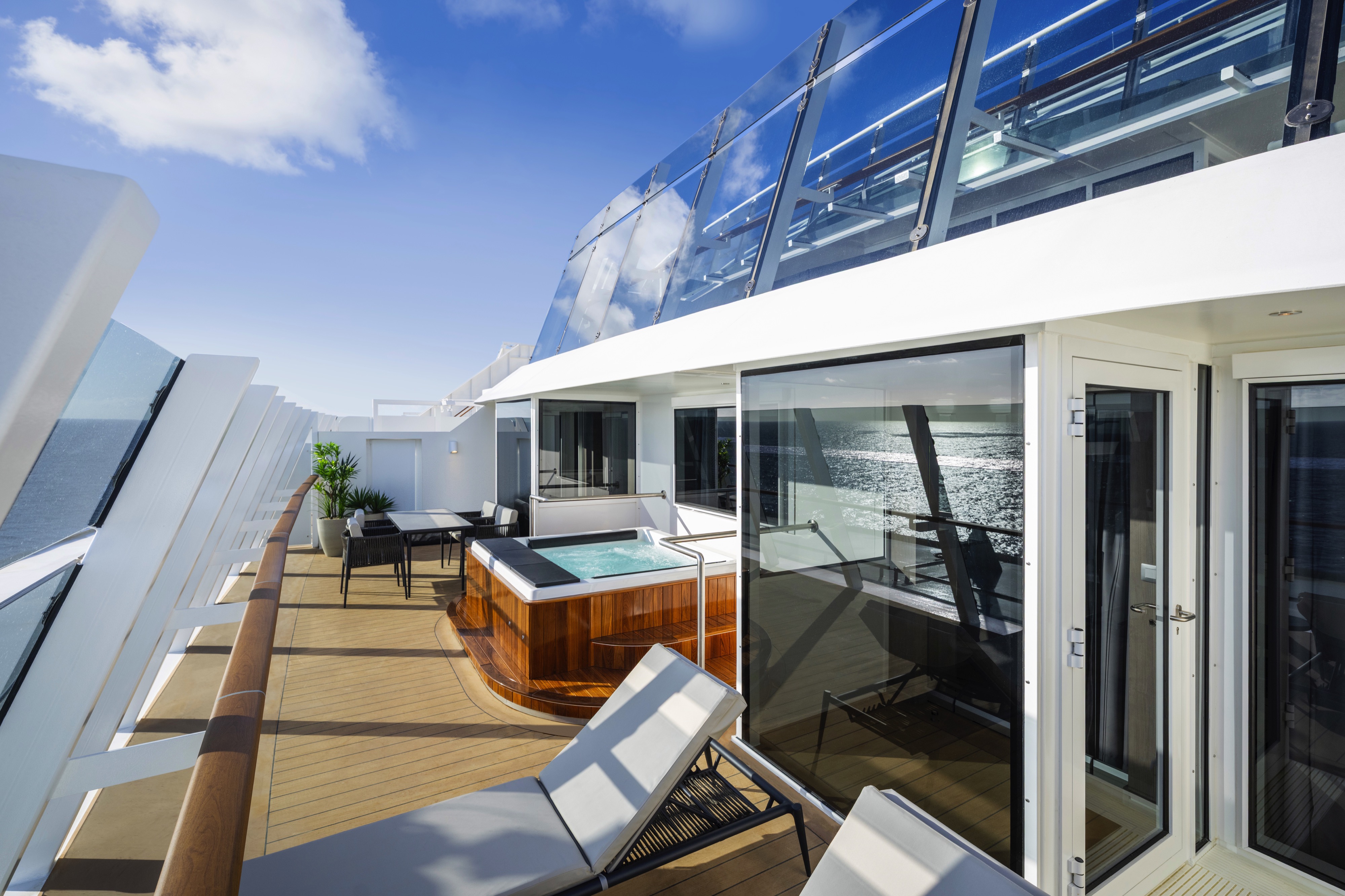 MSC Yacht Club Owner's Suite With Whirlpool Bath